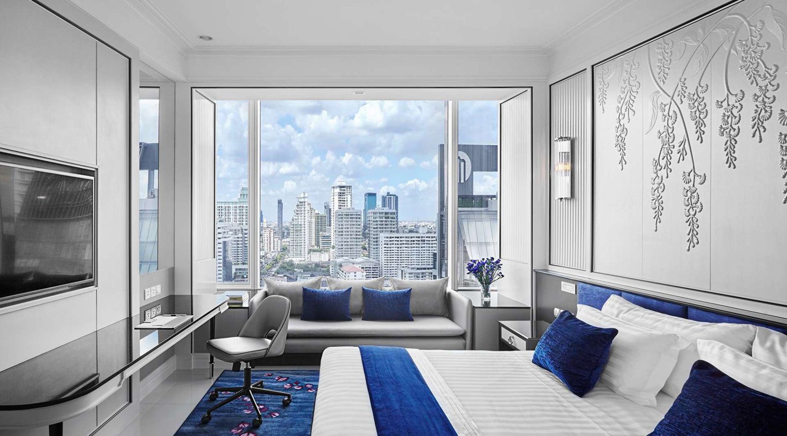 Signature Deluxe 客房大床與城市景觀（圖：Grande Centre Point Sukhumvit 55／官網）
