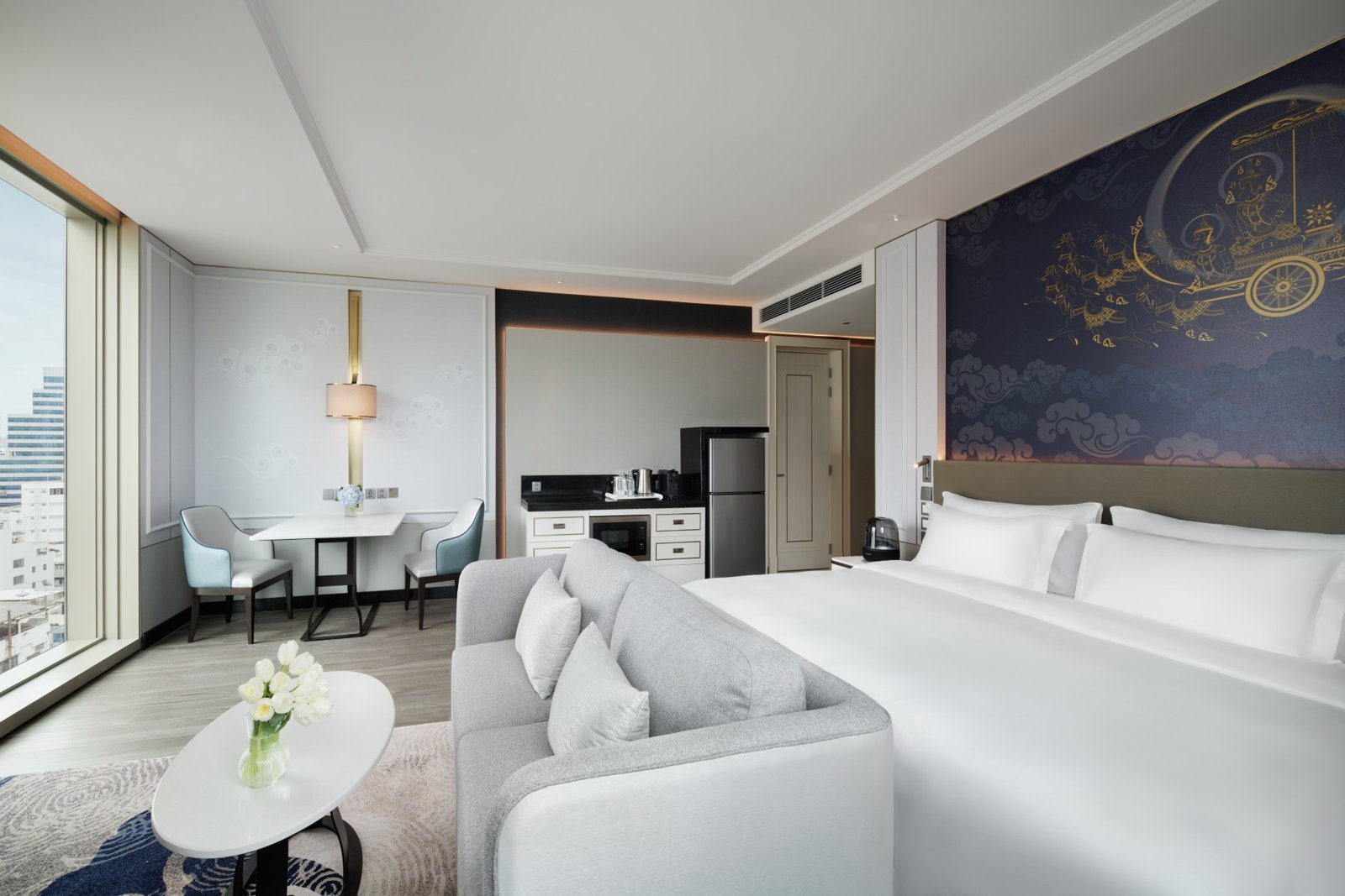 Executive Room 大床、沙發與餐桌區（圖：Grande Centre Point Surawong／官網）