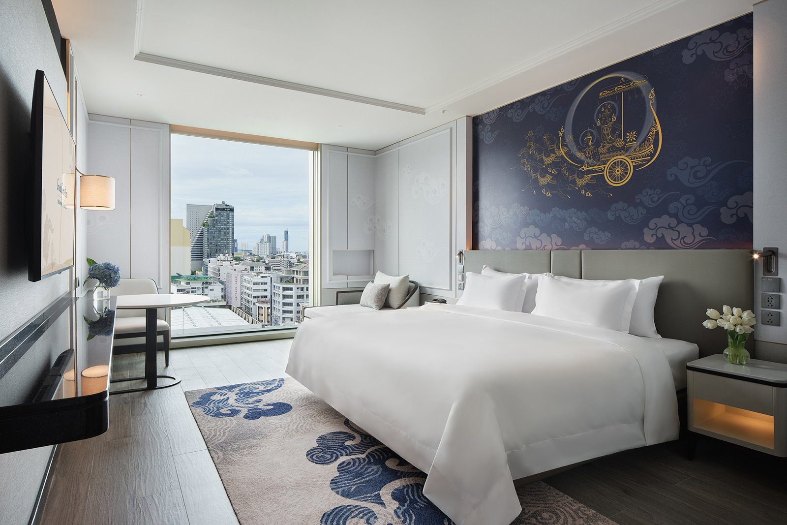 Deluxe Room 大床與落地窗城市景（圖：Grande Centre Point Surawong／官網）