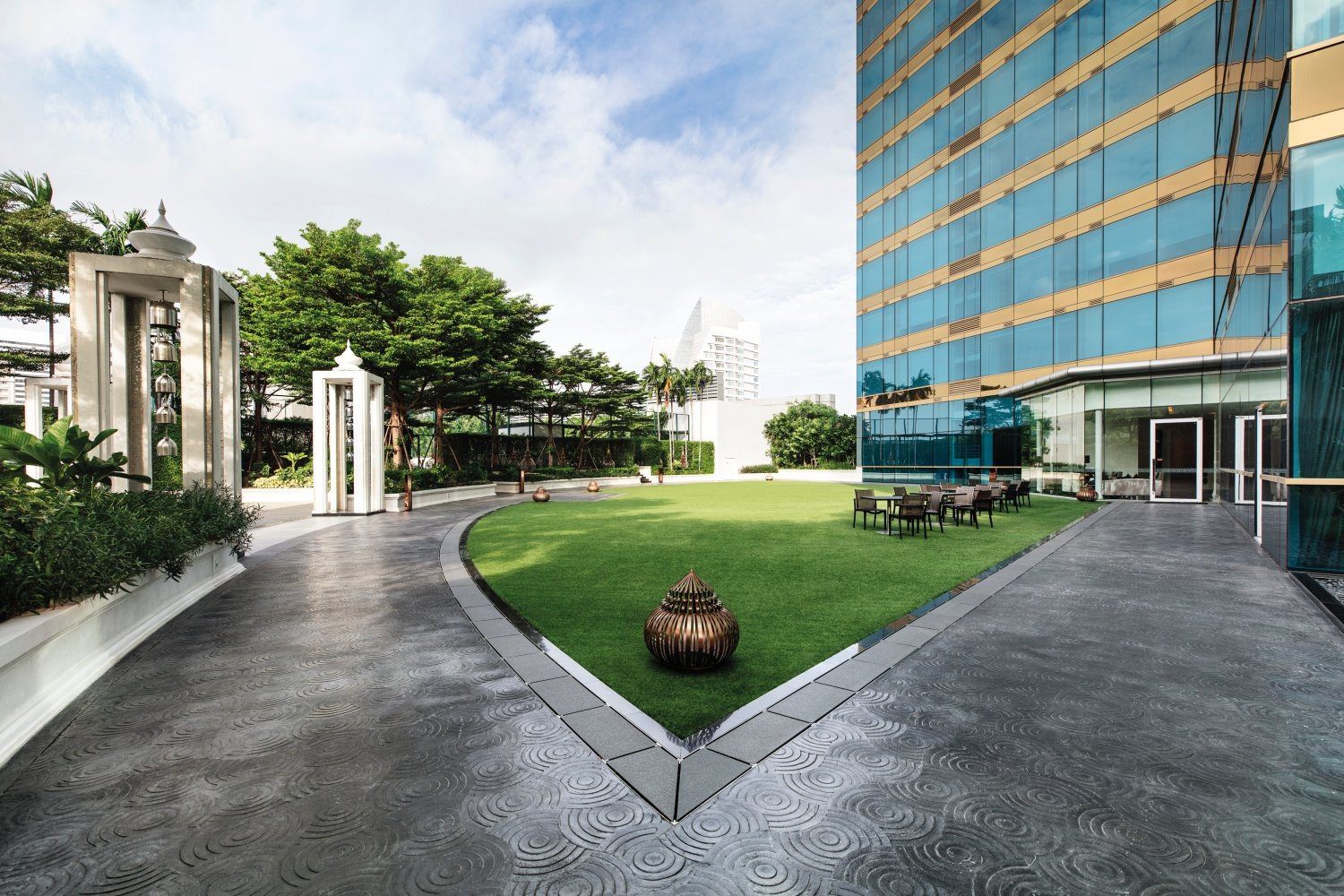 飯店戶外花園草坪與步道（圖：Grande Centre Point Terminal 21 Bangkok／官網）