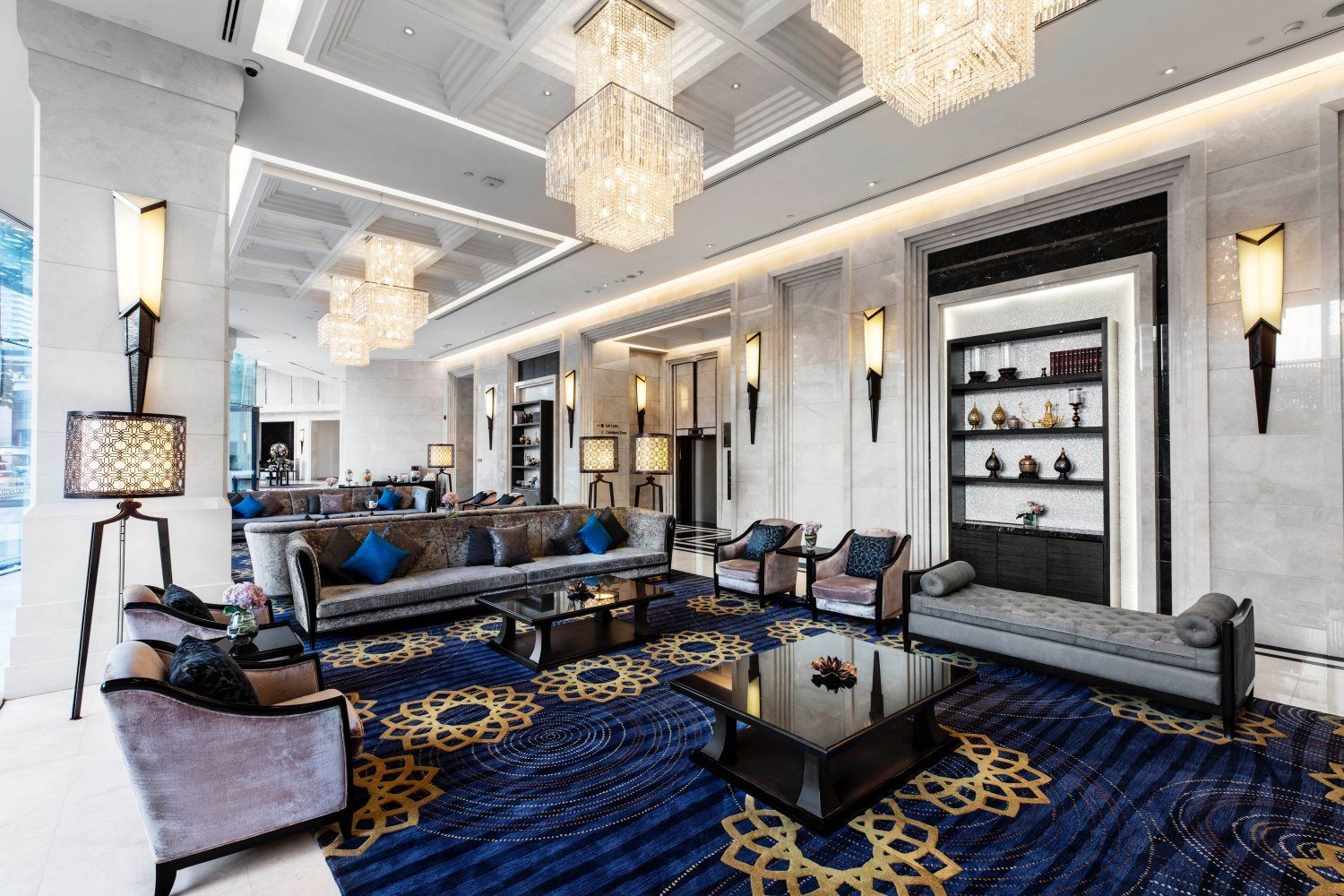 挑高水晶燈與泰式紋樣地毯的飯店大廳（圖：Grande Centre Point Terminal 21 Bangkok／官網）