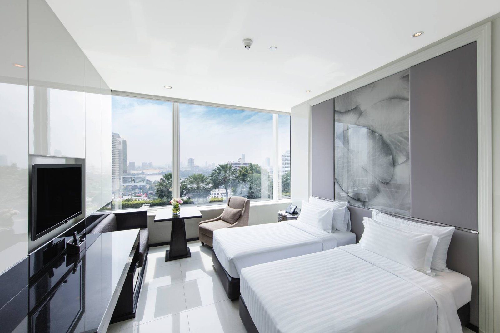 Superior 雙床客房與落地窗城市景（圖：Grande Centre Point Terminal 21 Bangkok／官網）