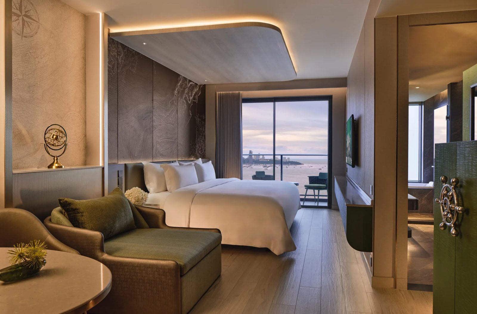 Voyage Signature 海景客房的床與落地窗
