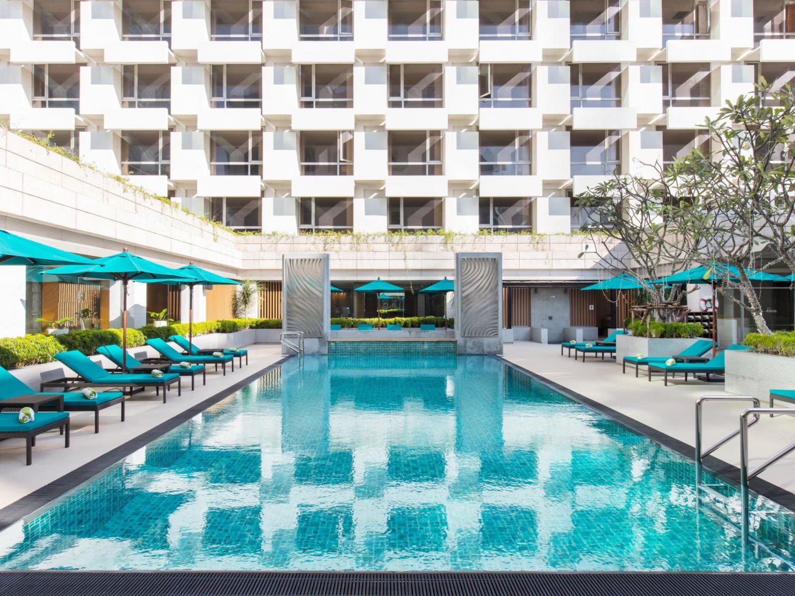 客房樓下的戶外泳池與躺椅（圖：Holiday Inn Bangkok／官網）