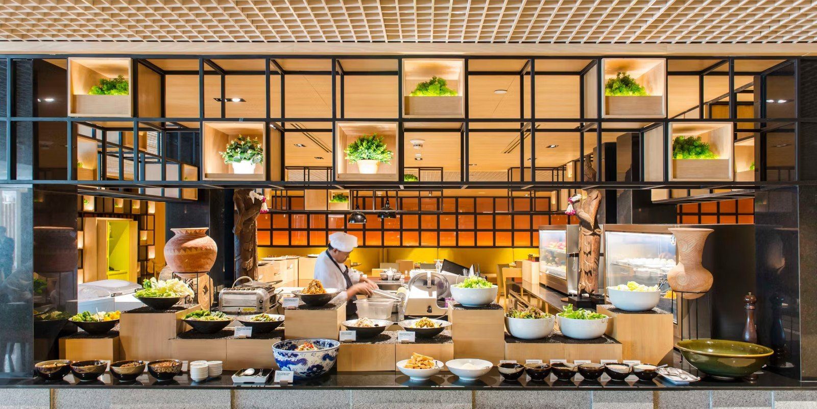 Ginger 餐廳自助餐檯與廚師（圖：Holiday Inn Bangkok／官網）