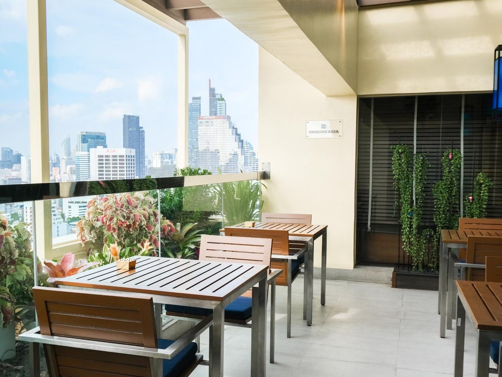 高樓層戶外座位區眺望是隆一帶商業大樓（圖：Holiday Inn Bangkok Silom／官網）