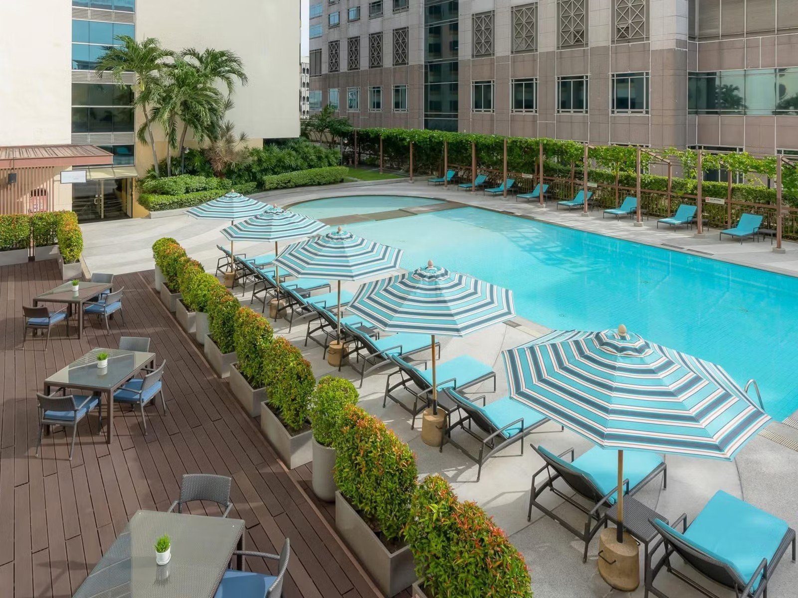 六樓戶外泳池與遮陽傘躺椅（圖：Holiday Inn Bangkok Silom／官網）