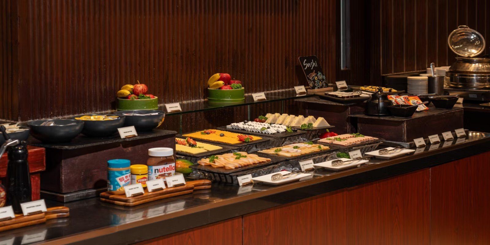 The Brasserie 自助餐檯（圖：Holiday Inn Bangkok Silom／官網）