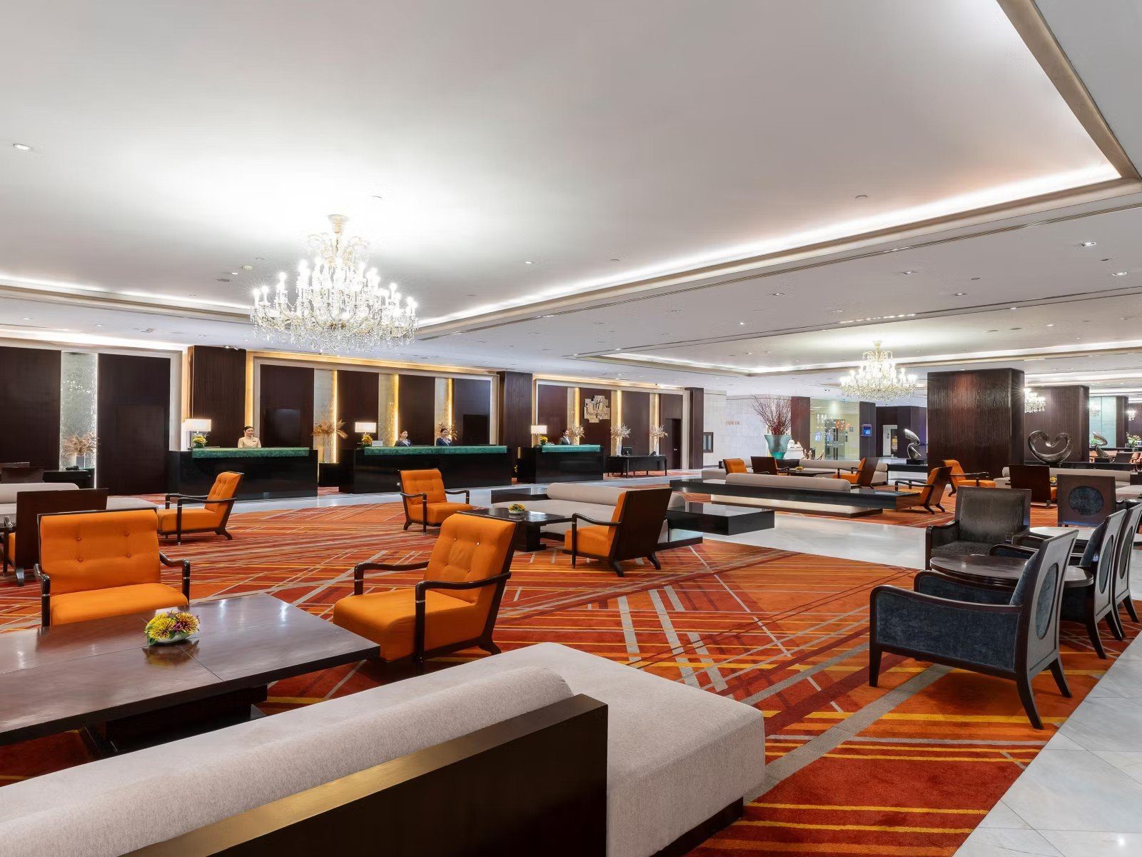 挑高水晶吊燈的大廳休憩區（圖：Holiday Inn Bangkok Silom／官網）