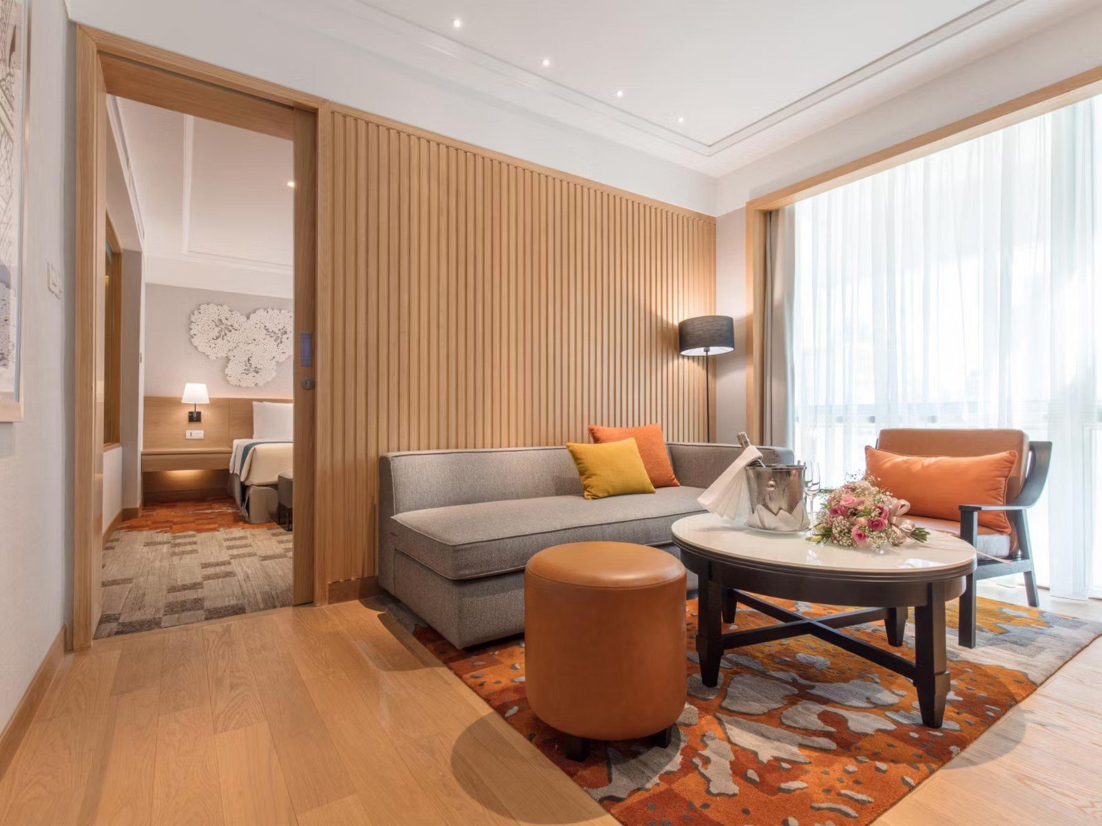 套房起居區沙發與茶几（圖：Holiday Inn Bangkok／官網）