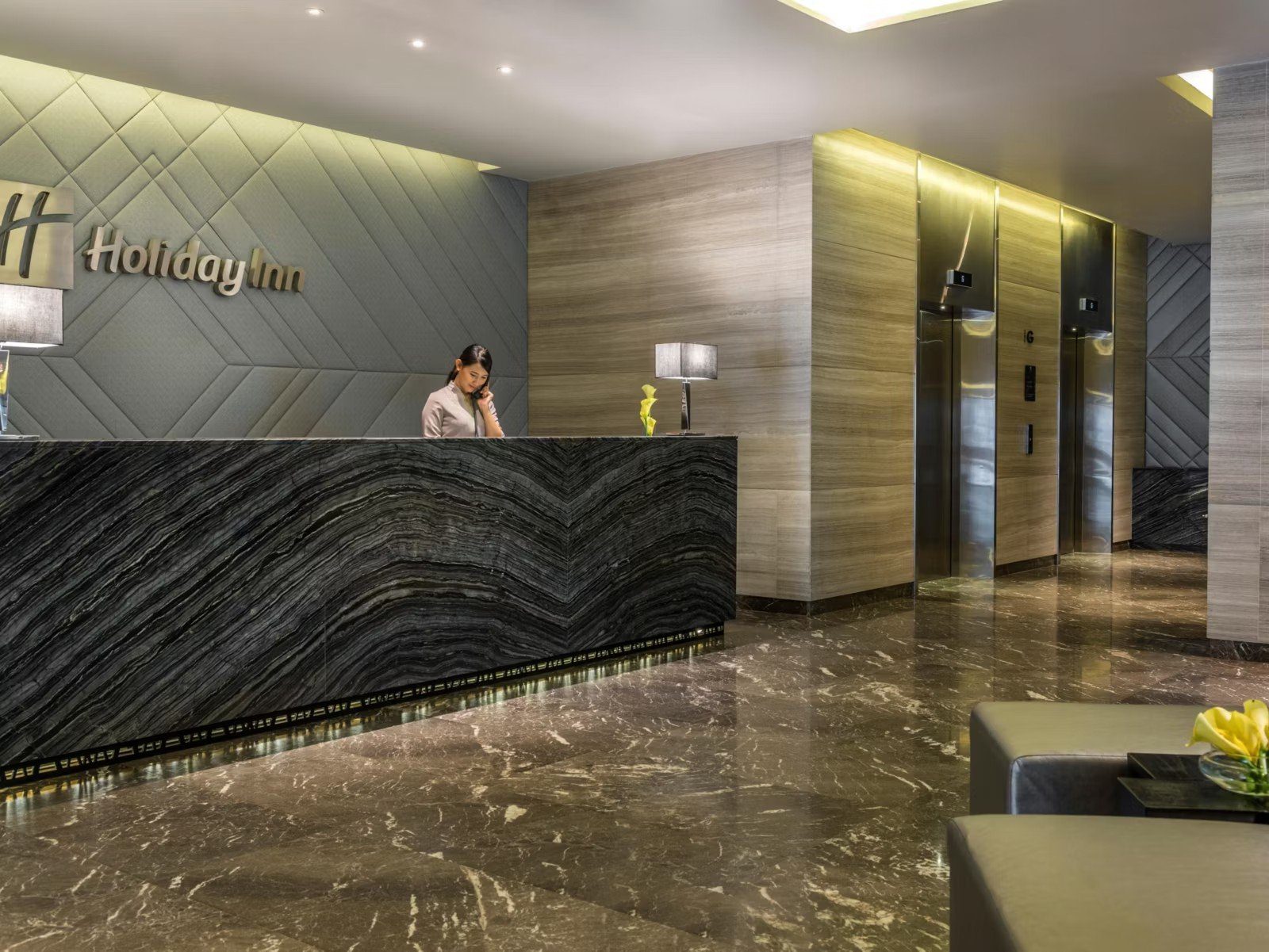 一樓接待櫃台與電梯廳（圖：Holiday Inn Bangkok Sukhumvit／官網）