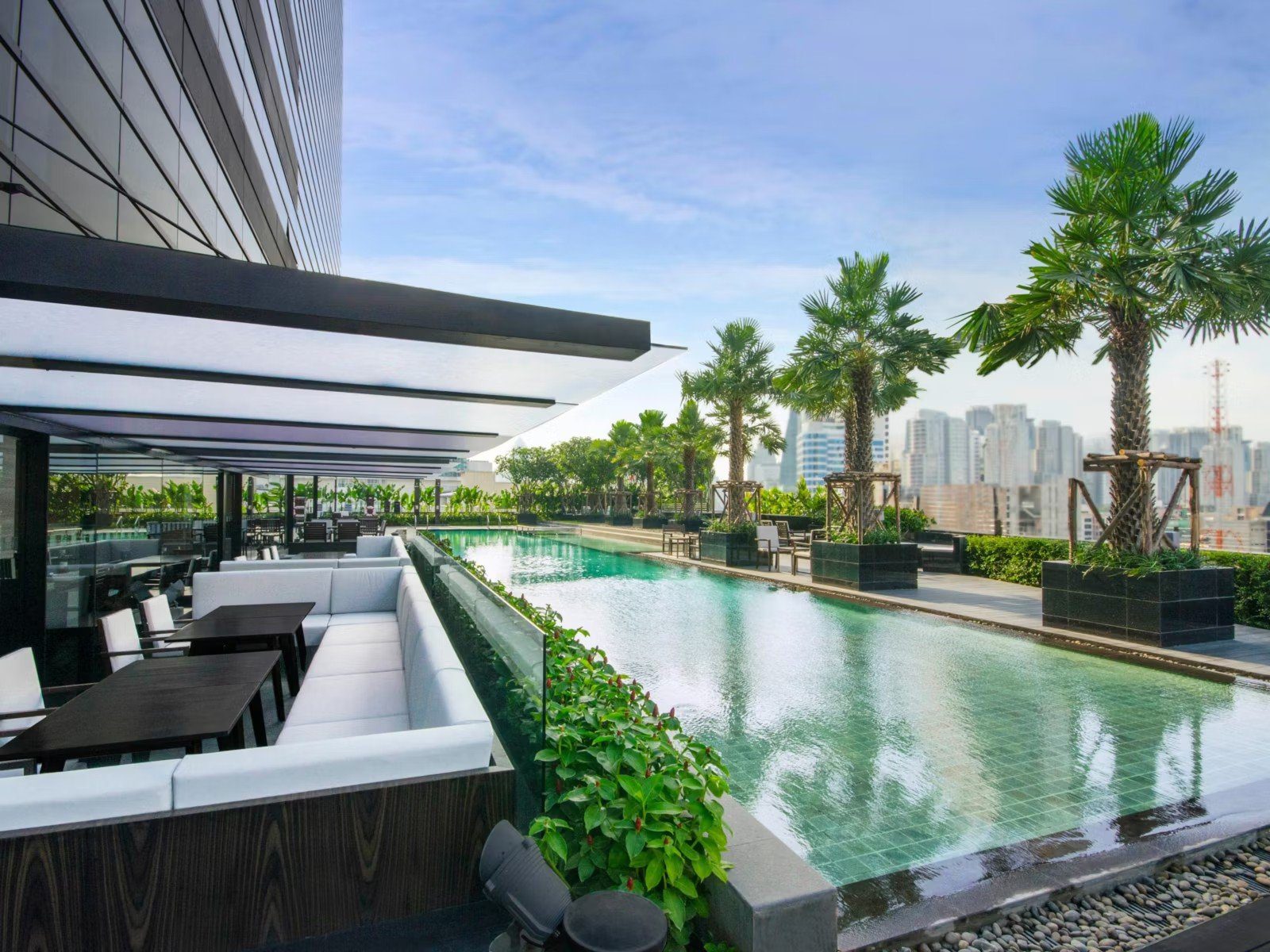 八樓戶外泳池與池畔座位（圖：Holiday Inn Bangkok Sukhumvit／官網）