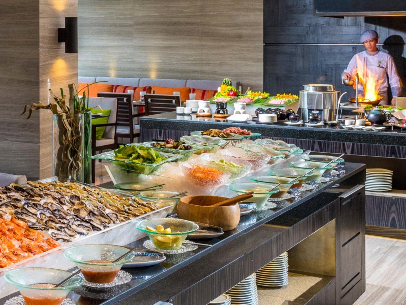 Zeta Cafe 海鮮自助餐檯與廚師（圖：Holiday Inn Bangkok Sukhumvit／官網）
