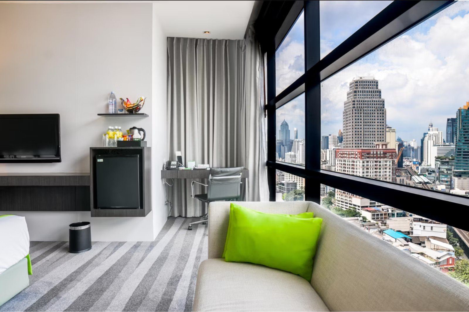落地窗客房與城市景觀（圖：Holiday Inn Bangkok Sukhumvit／官網）