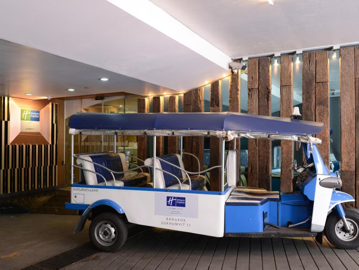 曼谷蘇坤逸 11 智選假日酒店，飯店接駁車