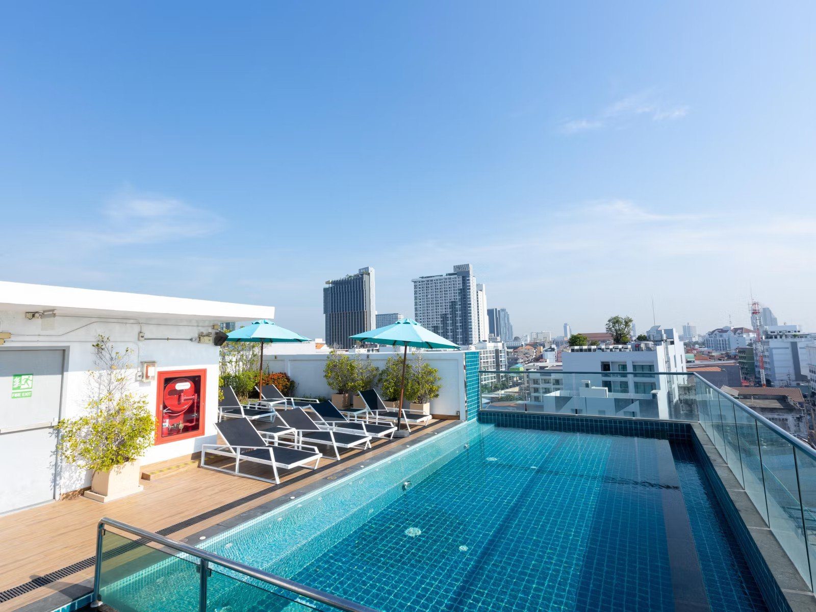 頂樓戶外泳池與市區景觀（圖：Holiday Inn Express Pattaya Central／官網）