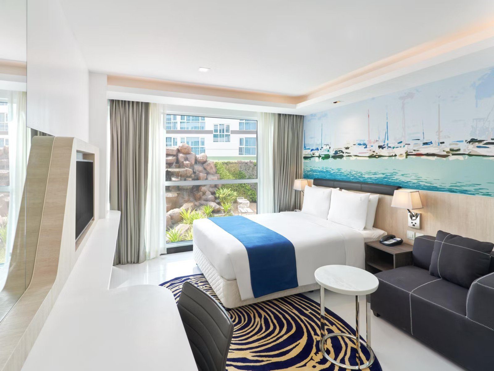 Queen 床標準客房與海港主題牆面（圖：Holiday Inn Express Pattaya Central／官網）