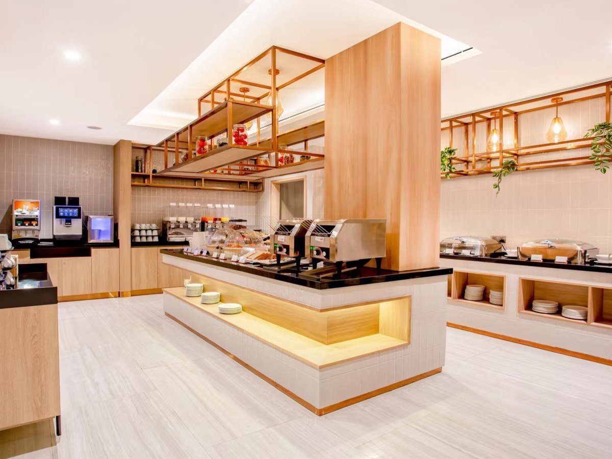 曼谷中央碼頭智選假日套房酒店，早餐自助餐檯