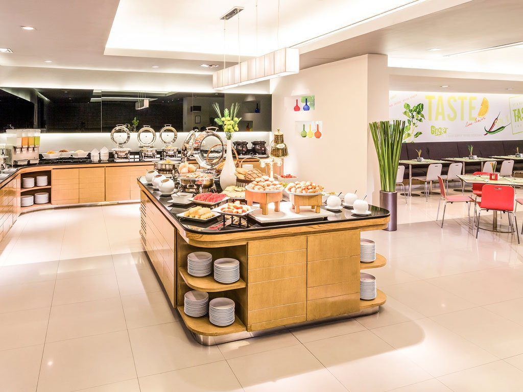 曼谷蘇坤逸 4 宜必思酒店，早餐餐檯