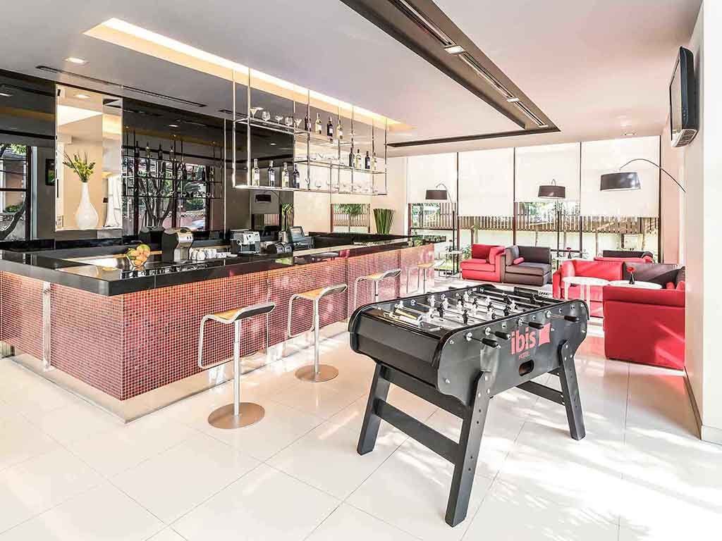 曼谷蘇坤逸 4 宜必思酒店，酒吧休息與遊戲區