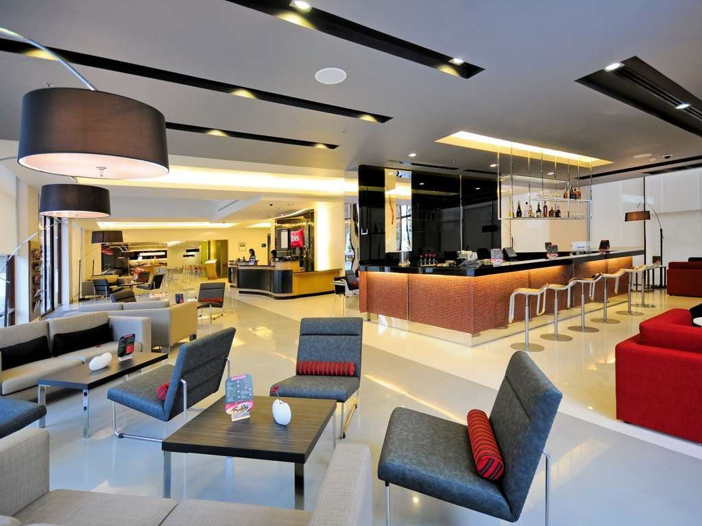 曼谷蘇坤逸 4 宜必思酒店，大廳休息區