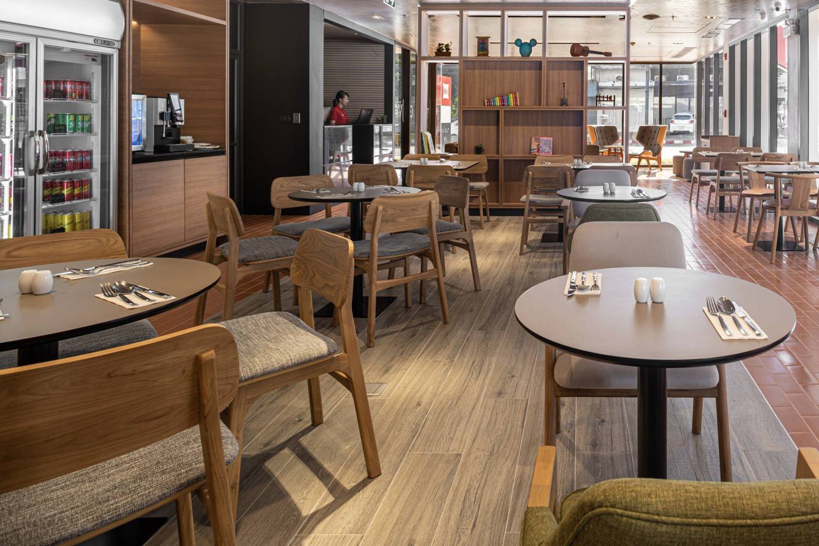 清邁尼曼 Journeyhub 宜必思飯店，一樓餐飲與休息桌椅
