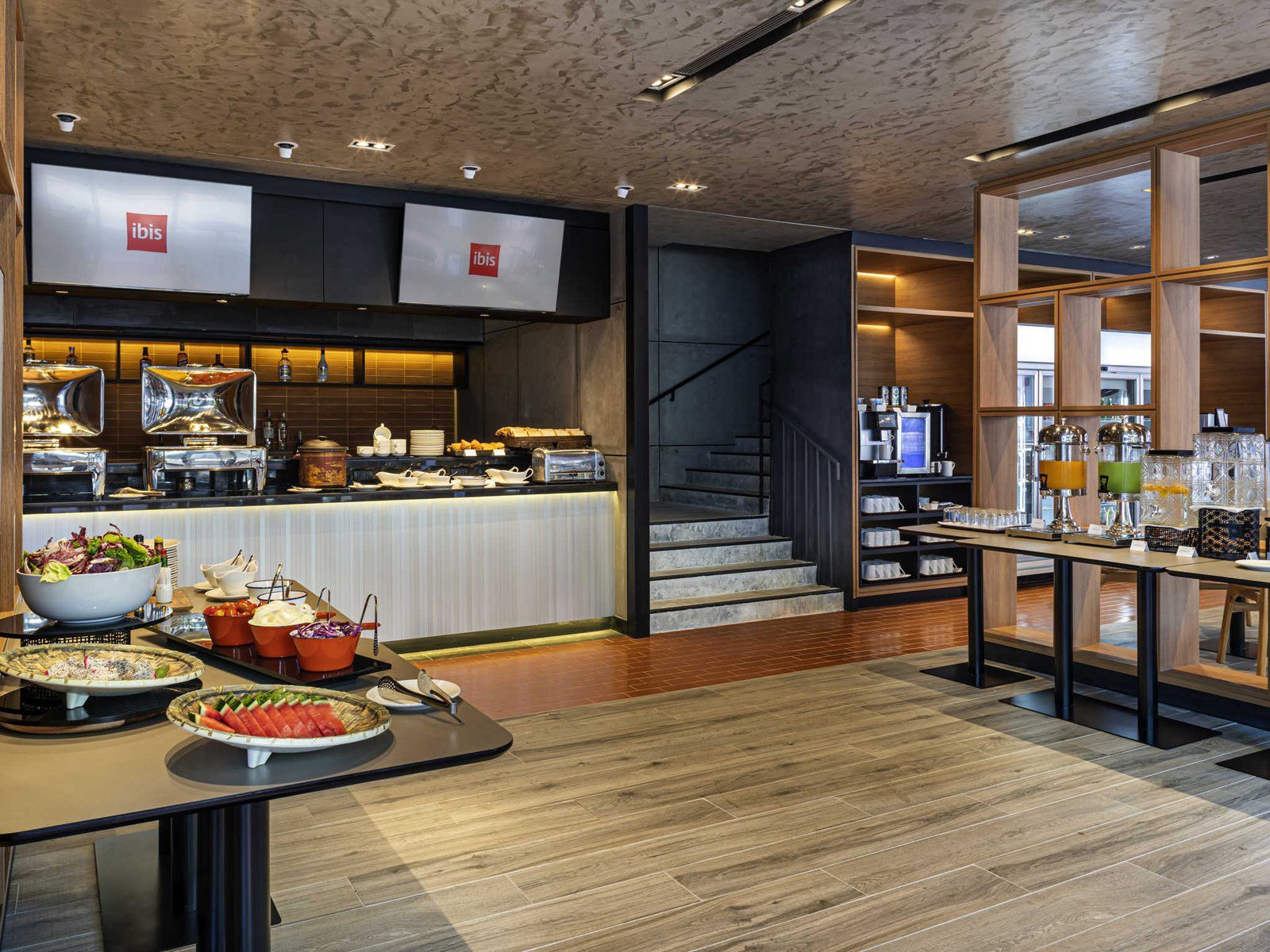 清邁尼曼 Journeyhub 宜必思飯店，餐廳自助餐檯與用餐空間