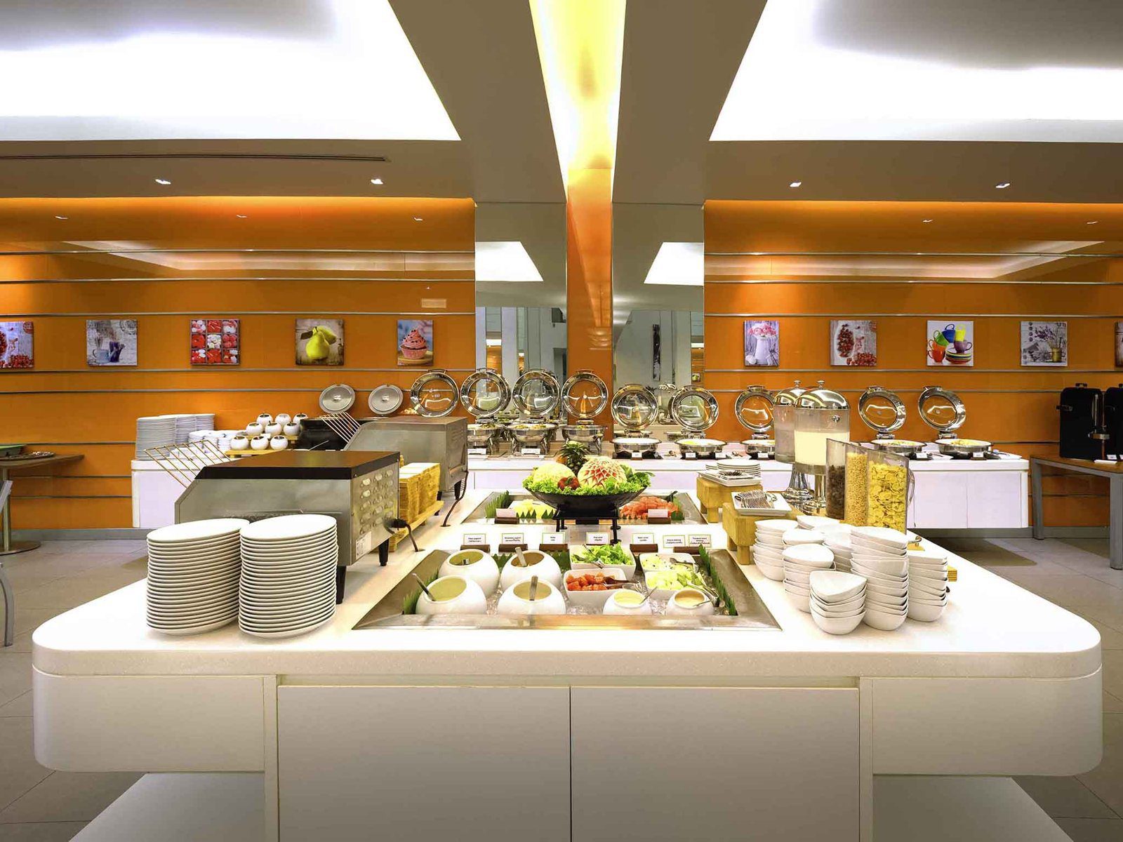 芭達雅宜必思飯店，早餐自助餐檯