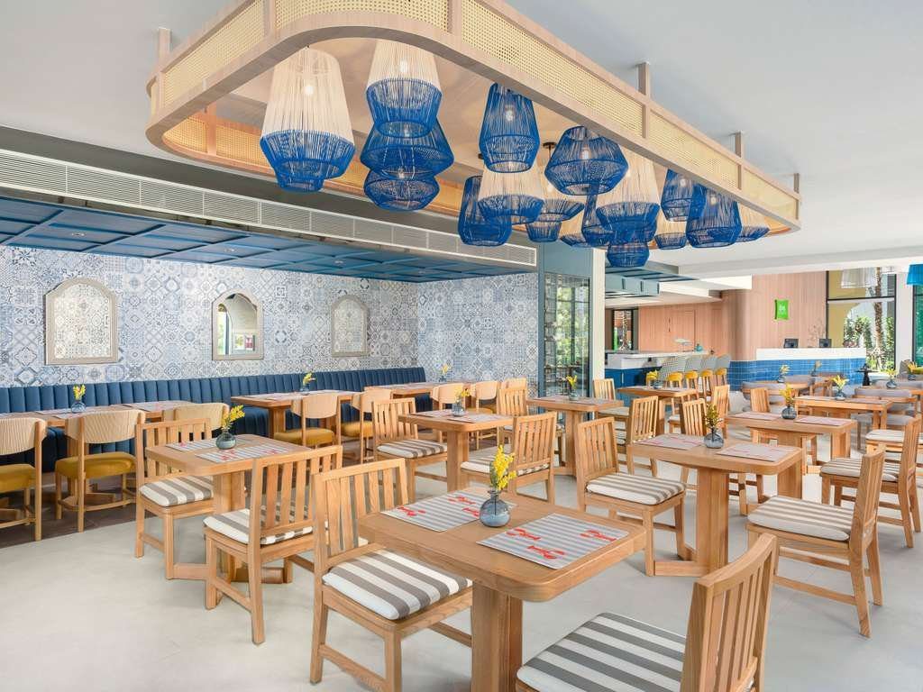 普吉邦濤宜必思尚品酒店，餐廳用餐空間