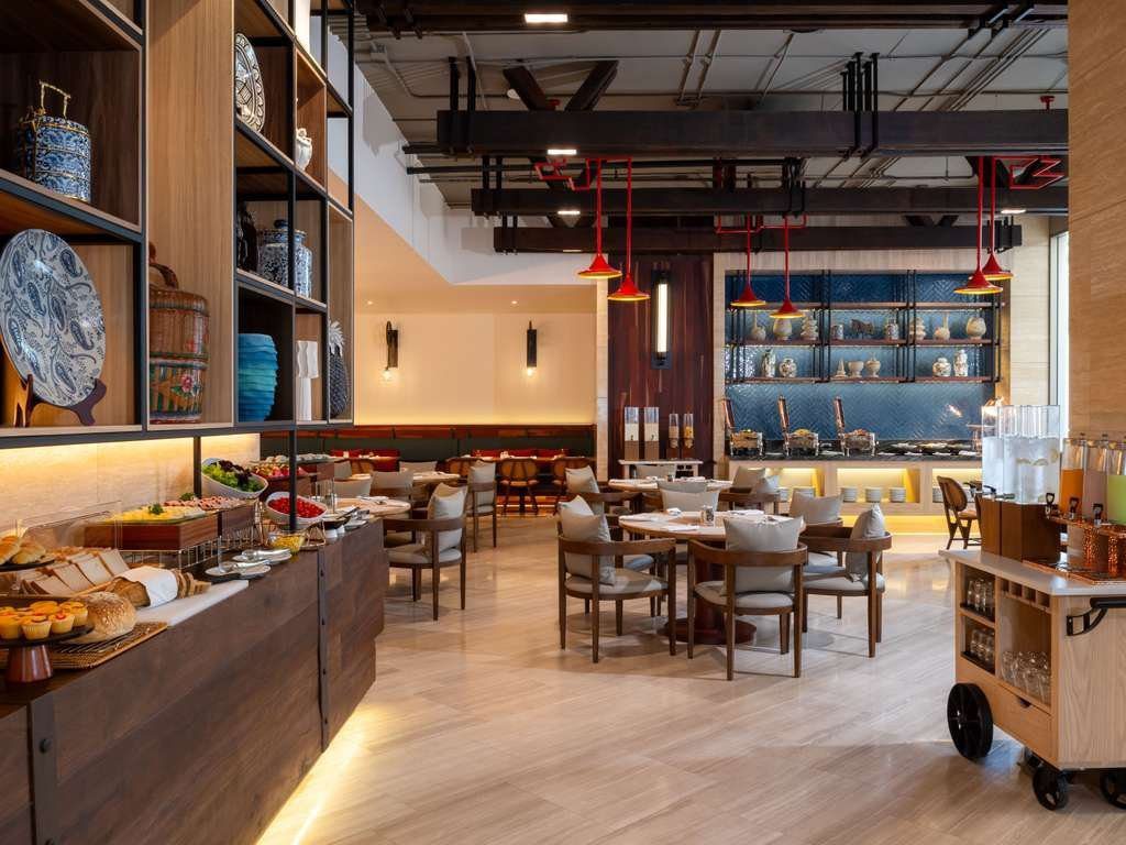 曼谷素拉旺美居酒店，早餐用餐區