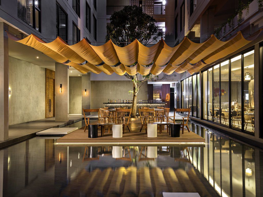 清邁尼曼 Journeyhub 諾富特酒店，館內公共酒吧空間