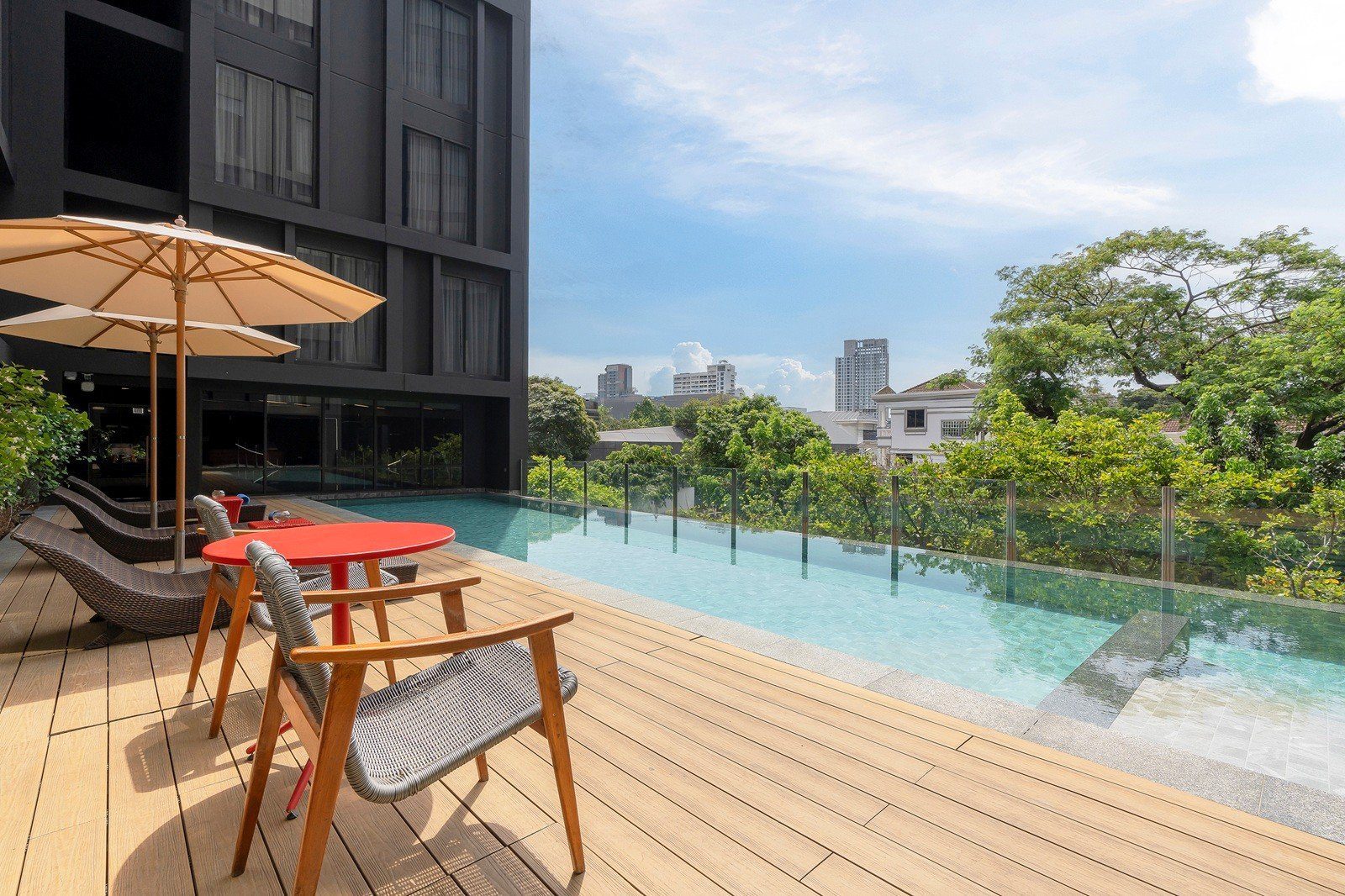曼谷蘇坤逸奧克伍德 Studios 酒店，戶外泳池