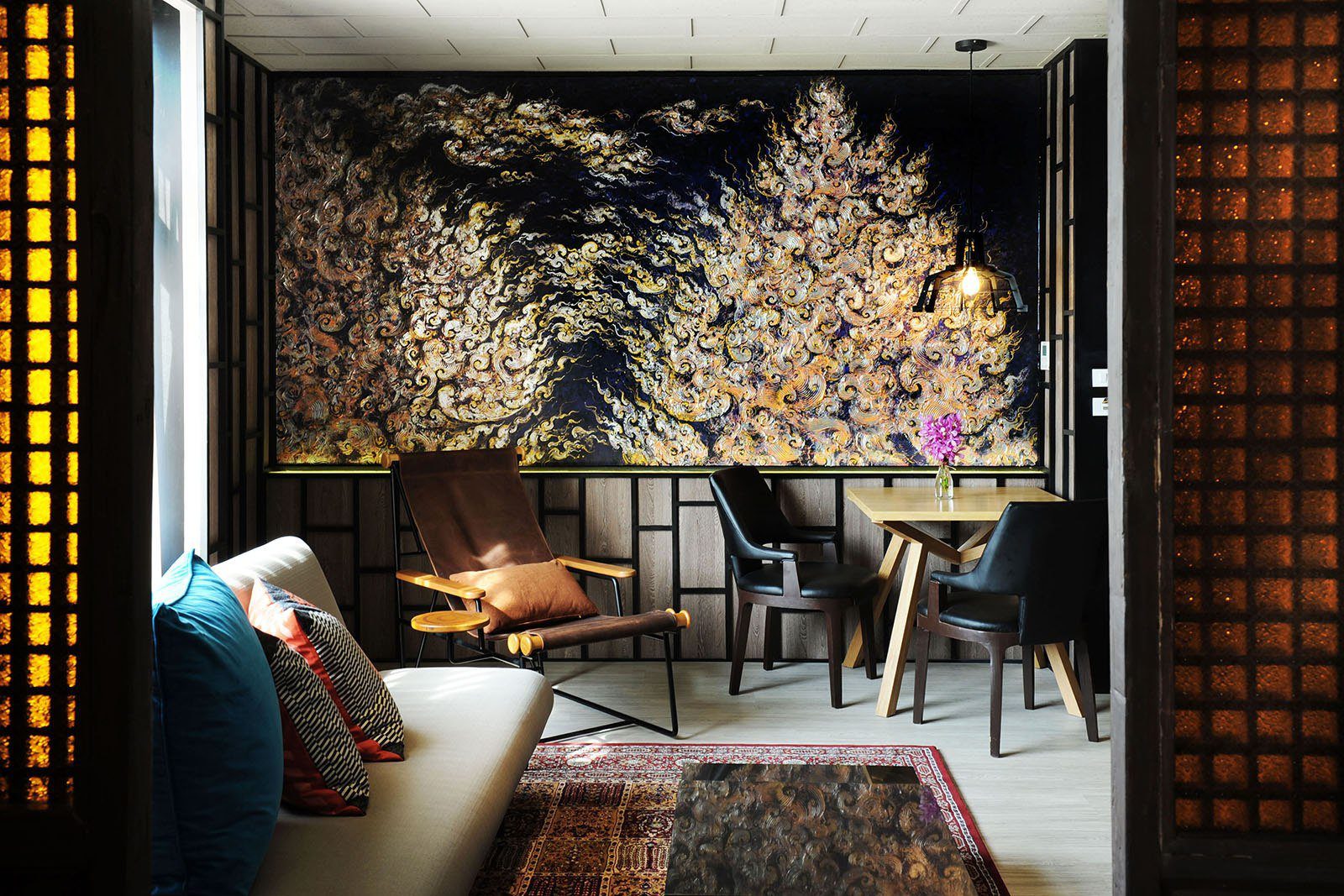 曼谷 Siam@Siam 設計酒店，Heritage Suite 起居座位與藝術牆面