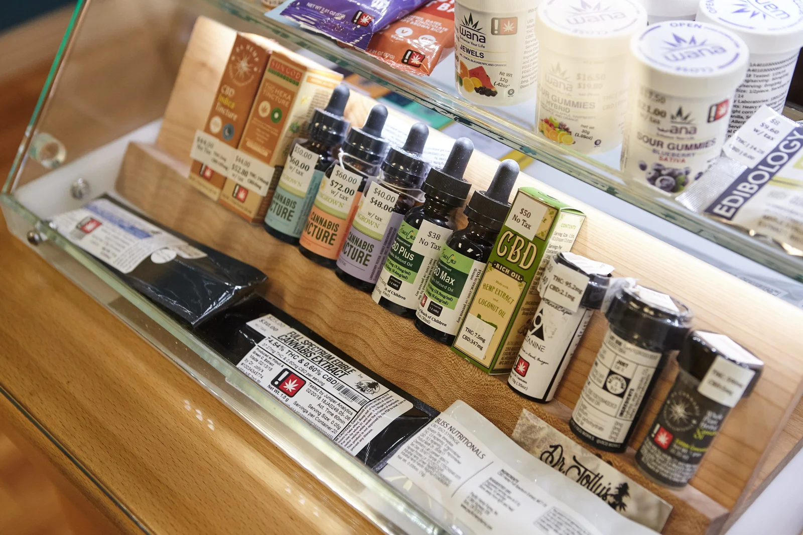 泰國店家陳列販售之 CBD 油、大麻滴劑與相關萃取精油產品展示櫃