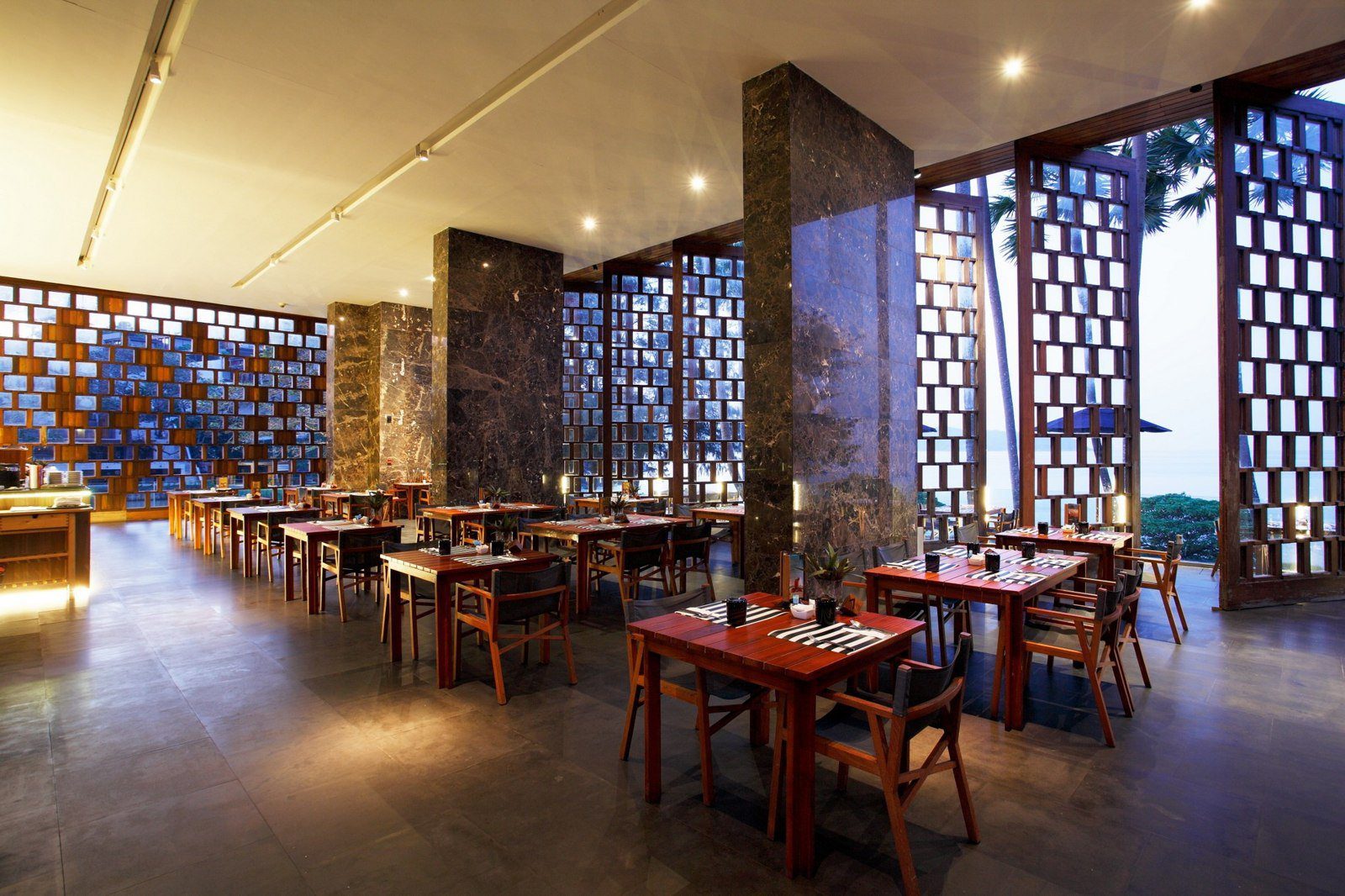 普吉島 The Naka 度假村，館內餐飲空間