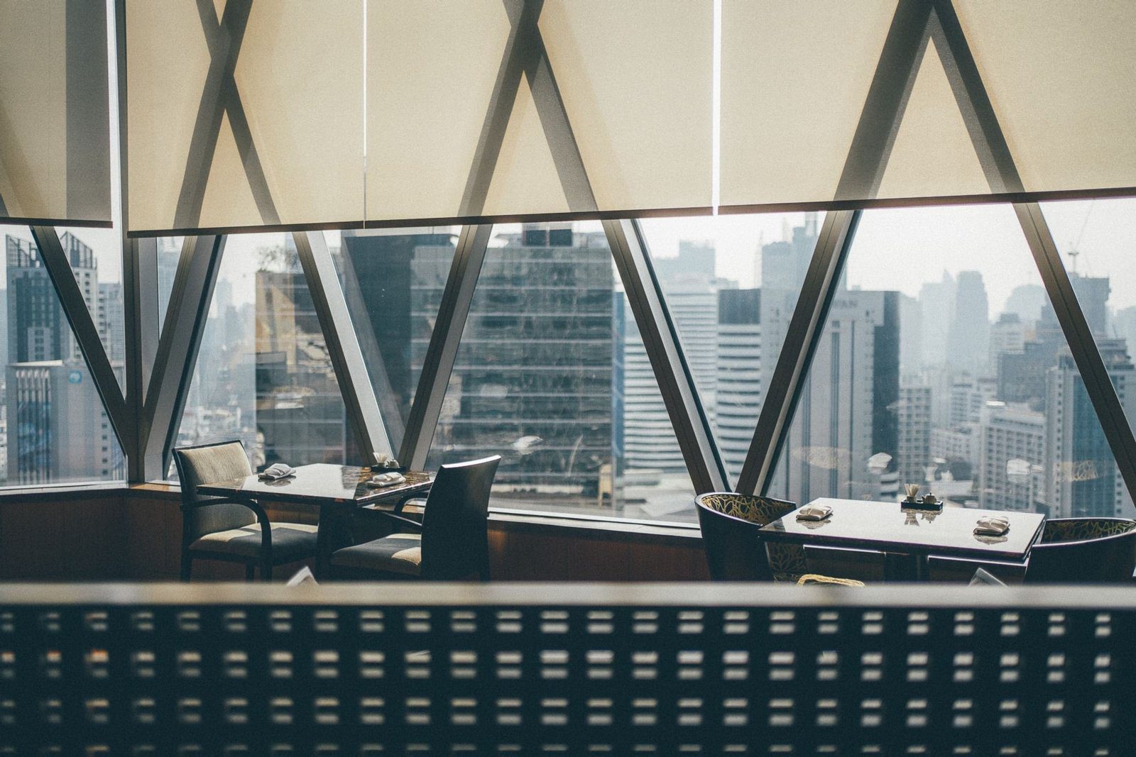 從館內窗邊座位眺望周邊商業區高樓（圖：The Okura Prestige Bangkok／官網）