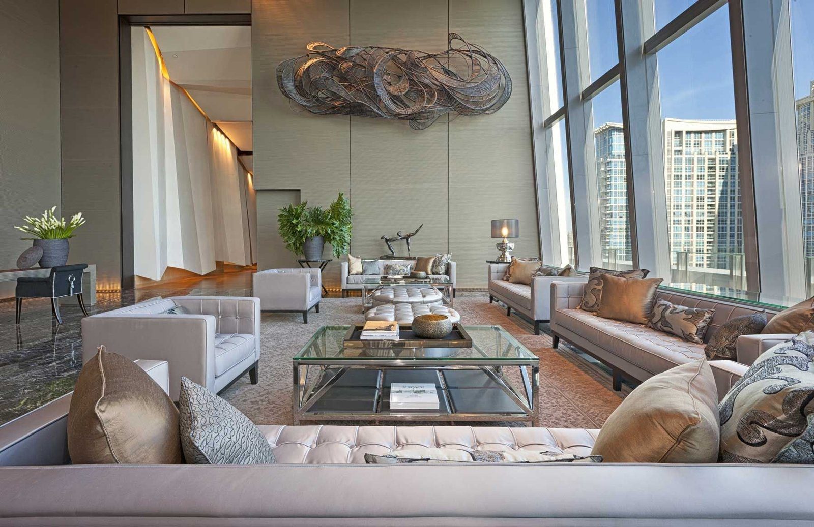 大廳休憩區與落地窗（圖：The Okura Prestige Bangkok／官網）