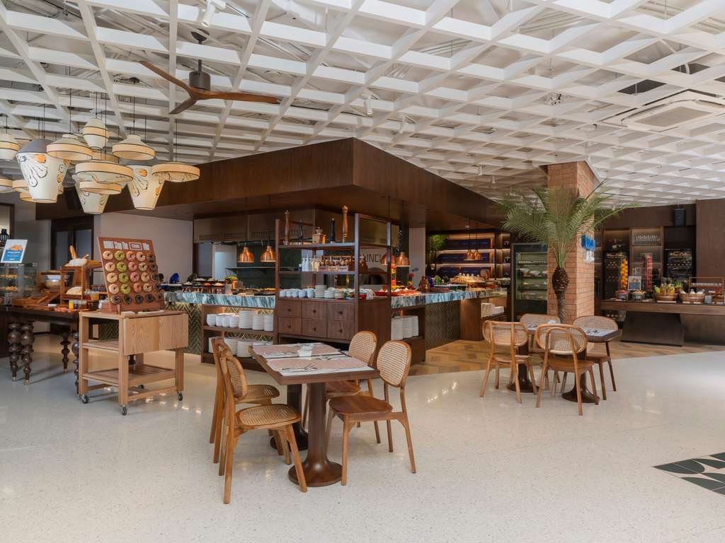 普吉芭東 TRIBE 酒店，餐廳用餐空間